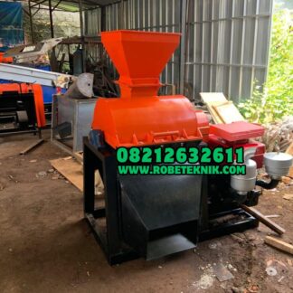 Mesin Hammer Mill Besi membantu Anda menggiling berbagai bahan pakan ternak menjadi lebih halus, merata, dan siap pakai. Mesin ini menggunakan rangka besi kuat serta sistem hammer berkualitas sehingga mampu bekerja cepat untuk kebutuhan produksi harian. Selain itu, mesin ini cocok untuk menggiling jagung, dedak, pelet, ikan kering, kulit kopi, hingga bahan organik lainnya. Dengan desain kokoh dan sistem kerja efisien, mesin ini membantu pelaku usaha peternakan meningkatkan kapasitas produksi tanpa menghabiskan banyak tenaga. Karena itu, banyak peternak dan pengusaha pakan memilih mesin hammer mill sebagai solusi produksi yang praktis dan ekonomis. Di samping itu, mesin ini menawarkan perawatan yang mudah sehingga pengguna dapat mengoperasikan mesin dalam jangka panjang. 2. Cara Kerja & Penggunaan Pertama, siapkan bahan pakan yang ingin Anda giling, seperti jagung, dedak, atau pelet. Setelah itu, nyalakan mesin dan pastikan semua komponen bekerja dengan normal. Selanjutnya, masukkan bahan sedikit demi sedikit melalui corong input agar proses penepungan berjalan lebih stabil. Kemudian, pisau hammer akan menghancurkan bahan dengan cepat hingga menghasilkan tekstur yang lebih halus dan merata. Setelah proses selesai, hasil tepung akan keluar melalui saluran output secara otomatis. Berikutnya, bersihkan bagian ruang giling dan saringan setelah pemakaian agar performa mesin tetap optimal. Selain menjaga kualitas hasil gilingan, langkah ini juga membantu memperpanjang usia pakai mesin. 3. Keunggulan Produk Rangka besi kuat dan tahan lama Proses penepungan cepat dan efisien Hasil gilingan lebih halus Mudah dioperasikan Cocok untuk produksi skala kecil hingga besar Perawatan sederhana dan praktis 4. Aplikasi Produk Penepung jagung pakan ternak Penggiling dedak dan konsentrat Penepung pelet ikan dan unggas Pengolahan limbah organik Produksi pakan ayam, kambing, dan sapi Penggilingan bahan herbal dan biji-bijian